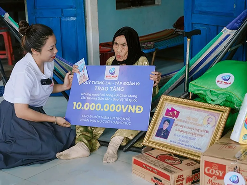 Hình ảnh một nhóm người đang hỗ trợ lẫn nhau, tượng trưng cho các nguồn lực hỗ trợ bên ngoài.